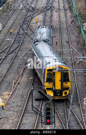 Le train de voyageurs Scotrail approche de la gare de Waverley à Édimbourg, Écosse, Royaume-Uni Banque D'Images