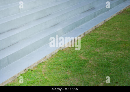 Résumé d'architecture de l'escalier en béton à côté de Green grass meadow field à l'extérieur. Banque D'Images