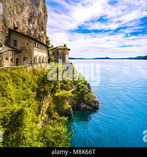 Hermitage ou Ermitage de Santa Caterina del Sasso monastère catholique romaine médiévale. Gemonio, lac Majeur Lombardie Italie, Europe. Banque D'Images