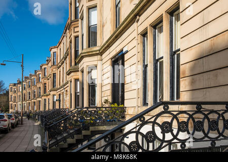 Vue de la rangée d'immeubles d'appartements locatifs de grès traditionnels dans le West End de Glasgow, Ecosse, Royaume-Uni Banque D'Images