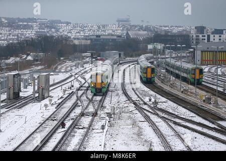 Tirez sur les trains de la gare de Brighton dans la neige.18 Mar 2018. Photo par James Boardman Banque D'Images