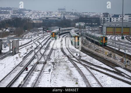 Tirez sur les trains de la gare de Brighton dans la neige.18 Mar 2018. Photo par James Boardman Banque D'Images