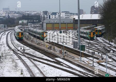 Tirez sur les trains de la gare de Brighton dans la neige.18 Mar 2018. Photo par James Boardman Banque D'Images