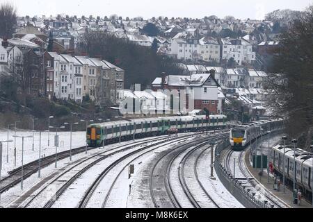 Tirez sur les trains de la gare de Brighton dans la neige.18 Mar 2018. Photo par James Boardman Banque D'Images