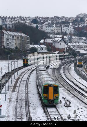 Tirez sur les trains de la gare de Brighton dans la neige.18 Mar 2018. Photo par James Boardman Banque D'Images