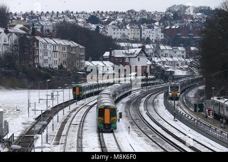 Tirez sur les trains de la gare de Brighton dans la neige.18 Mar 2018. Photo par James Boardman Banque D'Images