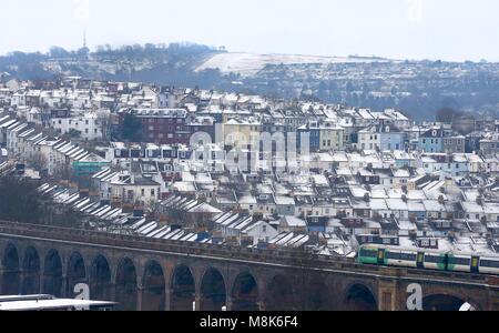 Les maisons couvertes de neige sont considérées comme un train traverse la route de Londres à Brighton Viaduc.18 Mar 2018. Photo par James Boardman Banque D'Images