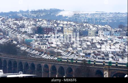 Les maisons couvertes de neige sont considérées comme un train traverse la route de Londres à Brighton Viaduc.18 Mar 2018. Photo par James Boardman Banque D'Images