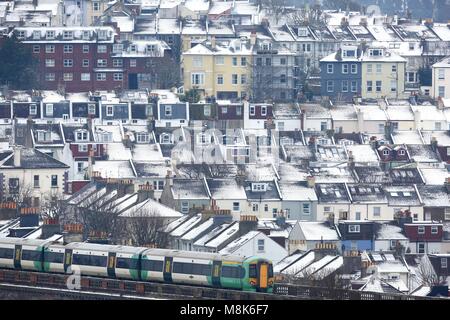 Les maisons couvertes de neige sont considérées comme un train traverse la route de Londres à Brighton Viaduc.18 Mar 2018. Photo par James Boardman Banque D'Images