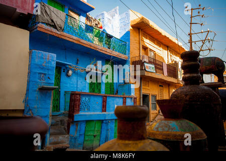 Image de maisons colorées dans les rues de Jodhpur le chemin jusqu'à Mehrangarh, l'un des plus grands forts de l'Inde. En premier plan sont visibles de l'argile fait maison po Banque D'Images
