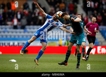 La volonté de Wigan Athletic Grigg (à gauche) et de Southampton's Wesley Hoedt (à droite) bataille pour la balle durant l'unis en FA Cup, match de quart de finale au DW Stadium, Wigan. Banque D'Images