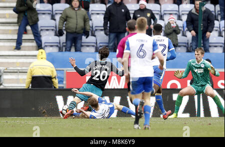 Le Wigan Athletic Dan Burn (deuxième à gauche) fautes Southampton Manolo Gabbiadini (à gauche) au cours de l'Emirates en FA Cup, match de quart de finale au DW Stadium, Wigan. Banque D'Images