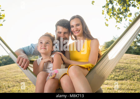 Heureux belle femme et beau mari posant avec leur fille Banque D'Images