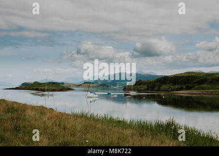 Vue depuis l'Ecosse Lismore avec ciel bleu et l'eau claire du loch Banque D'Images