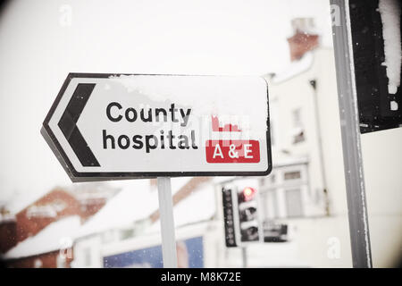 A&E County Hospital National Health Service signe dans le centre-ville du Royaume-Uni en hiver avec de la neige Banque D'Images