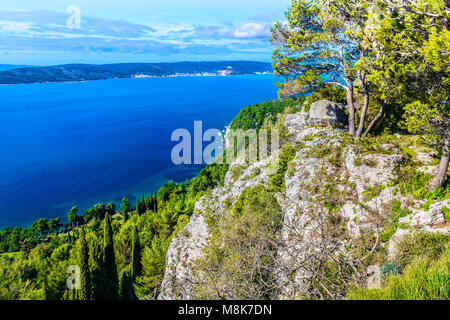 Vue aérienne à en paysage dans la région de Dalmatie, colline de Marjan et Ciovo paysage. Banque D'Images