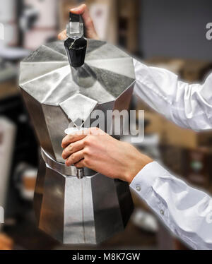 Pour moka café pot de fond de la cafétéria Banque D'Images