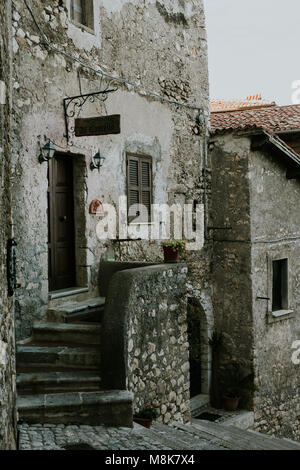 Rues de la ville médiévale de Sermoneta, dans la province de Latina, Italie Banque D'Images