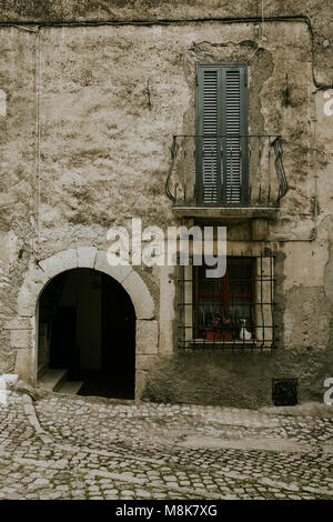 Rues de Sermoneta avec voûte et balcon Banque D'Images