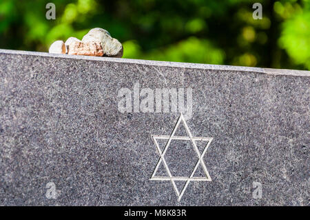 Pierres sur la plaque de granit Memorial juif avec l'étoile de David. C'est une tradition juive de prendre congé ou de petites pierres et les mettre sur les plaques de memorial Banque D'Images