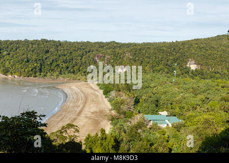 Vue sur forêt et plage, dans Parc national de Bako, au Sarawak. Bornéo. La Malaisie Banque D'Images