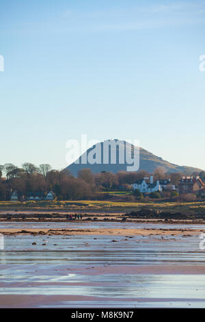 North Berwick Law vu de la plage, de l'Écosse. Banque D'Images