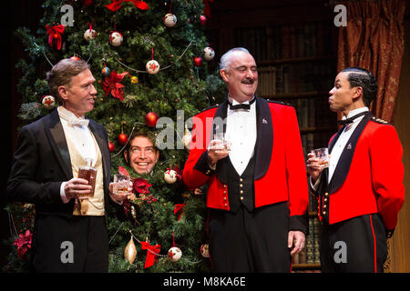 L-R : Steven Pacey (Leonato), Edward Bennett (comme Benedick, dans l'arbre), John Hodgkinson (Don Pedro) et Tunji Kasim (Claudio). La Royal Shakespeare Company's Double-Bill d'amour perdues et beaucoup de bruit pour rien les transferts au Theatre Royal Haymarket du 9 décembre 2016 (jusqu'au 18 mars 2017). Les parties viennent à l'Haymarket après fonctionne à Chichester Festival Theatre et Manchester Opera House. Christopher Luscombe dirigera une entreprise agissant dans les deux émissions. Lisa Dillon et Edward Bennett laisse la distribution. Banque D'Images