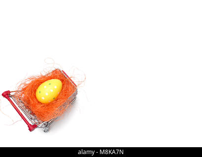 L'achat d'un supermarché à oeufs de Pâques, oeufs de Pâques dans votre panier, shoping panier isolé sur fond blanc, nid, le temps de Pâques Banque D'Images