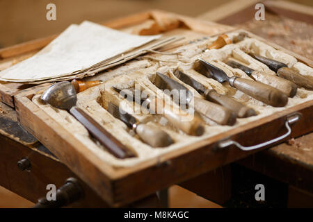 Ensemble d'outils de menuiserie en atelier. Table d'artisanat avec instrument Banque D'Images