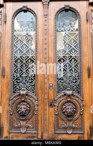 Vieille porte en bois. Deux grands chefs de lion sur l'avant . vintage heurtoir. Banque D'Images