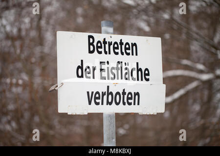 L'allemand panneau d'avertissement sur un lac. Cela signifie : Entrez la surface de la glace interdite Banque D'Images