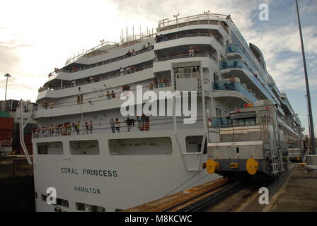 Coral Princess bateau de croisière passe par le Canal de Panama Banque D'Images