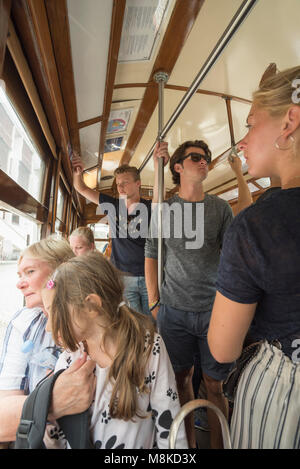 Les passagers sur la route 12 tramway circulaire, qui commence et finit à la Praça da Figueira, Lisbonne, Portugal Banque D'Images