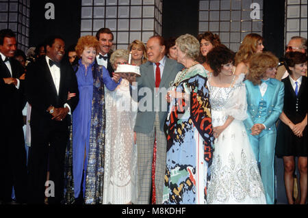Washington DC., USA, 20 mai 1983 Hollywood star Bob Hope est présenté avec un gâteau par Lucille Ball à l'occasion de son 80e anniversaire. C'était un être filmé par NBC au Kennedy Center for the Performing Arts à Washington DC. Parmi les invités, le président Ronald Reagan, Nancy Reagan, Dolores Hope, Gouverneur Ray Schafer, Brooke Shields, George Burns, Kathryn Crosby, Tom Selleck, Lynda Carter, Julio Iglesias, Christie Brinkley, Howard Cosell, Hayden Thompson Babara, Loretta Lynn, Dudley Moore, Phyllis Diller, George C. Scott, Cheryl Tiegs, Tommy Tune, Tiggy, Flip Wilson, Sheena Easton, Ann Jillian, Robe Banque D'Images