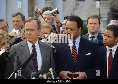 Washington DC., USA, 1 décembre 1988 Le président -élu George H. W. Bush se tient avec le Révérend Jesse Jackson dans l'entrée de la zone de l'état extérieur de l'entrée de la Maison blanche de l'Aile Ouest. À la gauche du pasteur est son fils Jesse Jackson Jr. qui plus tard représenté l'Illinois 2nd congressional nuisent à la Chambre des représentants des États-Unis. Bush est de répondre aux questions par des membres de la radio et télévision régulièrement les journalistes qui jalonnent cette région de manière à attraper VIP's comme ils viennent et vont à l'accès officiel aux nominations hall de la Maison Blanche. Credit : Mark Reinstein/MediaPunch Banque D'Images