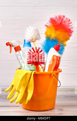 Ensemble de produits de nettoyage en godet coloré. Banque D'Images