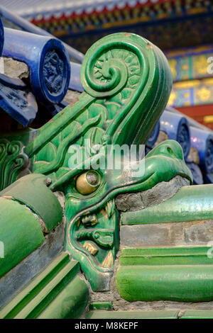 Libre de dragon ornement sur le toit de tuiles de bâtiments au Temple du Ciel à Beijing, Chine. Banque D'Images