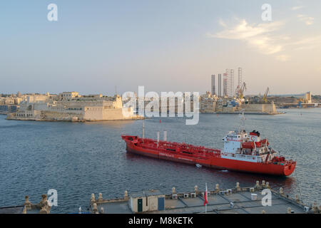 Fort Saint-elme à côté d'installations portuaires avec un navire à l'avant-plan de Le Grand Port à Malte en septembre 2017. Banque D'Images