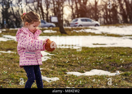 Young Girl picking snowdrop des fleurs au printemps forest Banque D'Images