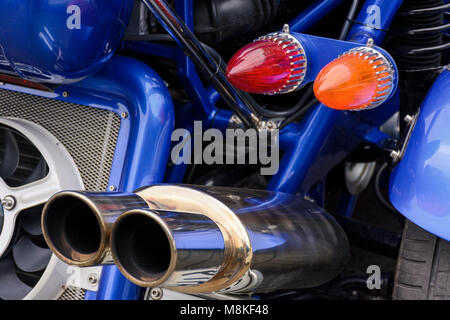 L'arrière d'une moto bleue. Joli détail tiré de lumières et les tuyaux d'échappement brillants Banque D'Images