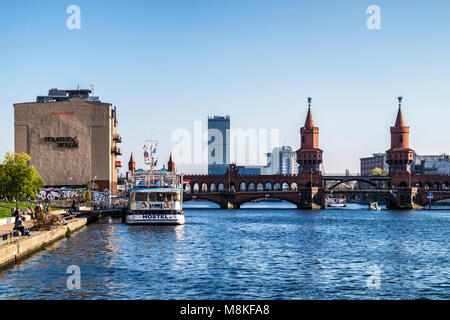 Berlin, Friedrichshain. Pont Oberbaumbrucke. Vieille brique double pont pont sur la Spree. Banque D'Images