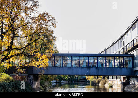 Möckernbrücke Berlin U-Bahn) de la station de métro à côté du canal Landwehr. Vitrage Pont sur canal relie deux plates-formes Banque D'Images