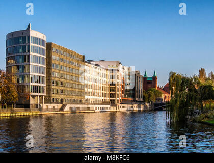 Berlin vue de la Spree. Nouveau & Ancien riverside bâtiments d'Alt-Moabit et la vieille ville historique de l'Église du Rédempteur Banque D'Images