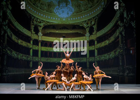 Scène du ballet Giselle 'Red' effectuée par le ballet dancers du Boris Eifman Academy sur la scène du Théâtre Bolchoï à Moscou, Russie Banque D'Images