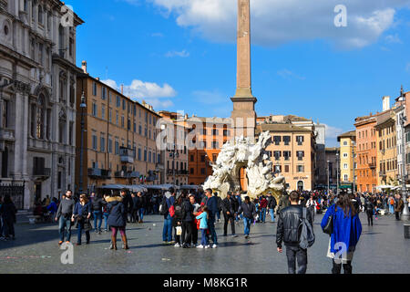 Rome, Italie. 11 février 2017. Les personnes bénéficiant d'une journée ensoleillée à la Place Navone (Piazza Navona) Banque D'Images