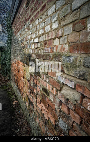 Vieux mur de briques en ruine et Banque D'Images