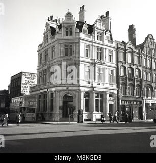 Années 1950, historique, un bus routemaster attendent devant le grand Westminster Bank situé à l'angle du Groenland Rd, Camden Town, London, NW1, en Angleterre. Dans la distance peut être vu la signalisation pour Miller, Beal & Hilder, la construction de machines et les contacteurs de vitrage dont les bureaux sont à côté de la banque. Vu aussi est une "police box' sur Camden Street' Banque D'Images