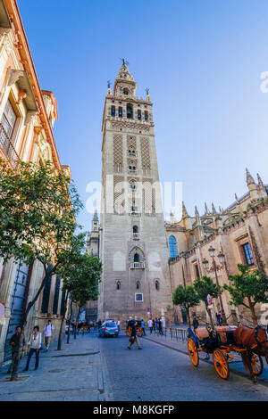 Séville, Andalousie, Espagne : Unesco figurant Giralda vus de Placentines street dans le quartier de Santa Cruz. Banque D'Images