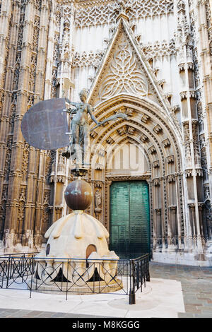 Séville, Andalousie, Espagne : Puerta del Príncipe (Porte du Prince) de la cathédrale et de la réplique de la statue de girouette le Giraldillo au sommet Banque D'Images