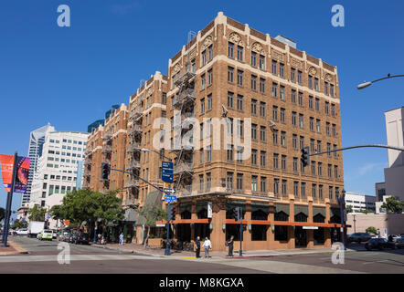 Les bâtiments à l'angle de Broadway et de la 1ère Avenue W, San Diego, California, USA Banque D'Images